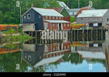 Canada, Nouveau-Brunswick, Île Grand Manan. Réflexions de bâtiments à Seal Cove. Credit AS: Mike Grandmaison / Jaynes Gallery / DanitaDelimont. com Banque D'Images