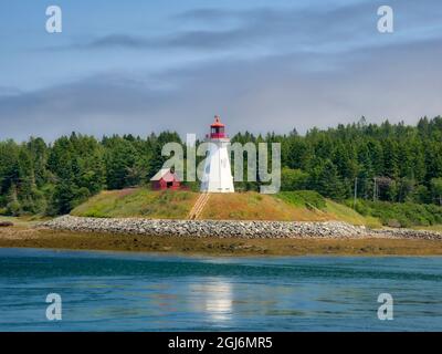 États-Unis, Maine, Lubec. Phare de Mulholland point vu de la ville de Lubec, Maine. Banque D'Images