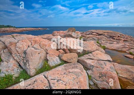 Canada, Nouvelle-Écosse, Île du Cap-Breton. Littoral rocheux le long du détroit de Cabot. Credit AS: Mike Grandmaison / Jaynes Gallery / DanitaDelimont. com Banque D'Images