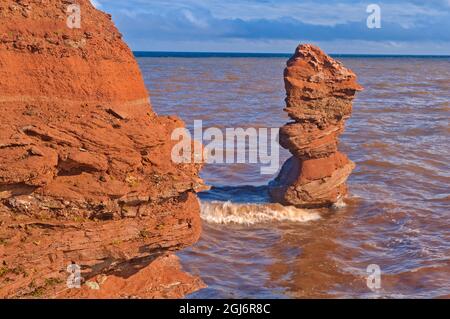 Canada, Île-du-Prince-Édouard, Cap-Nord. Falaises de grès rouge le long du golfe du Saint-Laurent. Credit AS: Mike Grandmaison / Jaynes Gallery / DanitaDelimo Banque D'Images