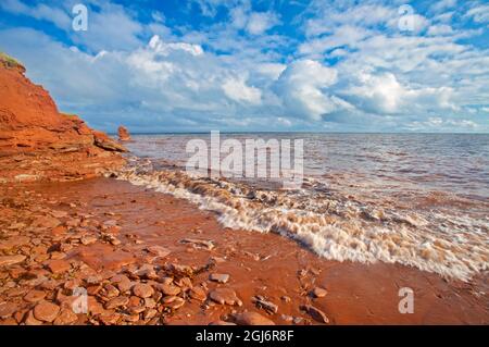 Canada, Île-du-Prince-Édouard, Cap-Nord. Falaises de grès rouge le long du golfe du Saint-Laurent. Credit AS: Mike Grandmaison / Jaynes Gallery / DanitaDelimo Banque D'Images