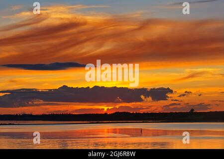 Canada, Île-du-Prince-Édouard, Wood Islands. Coucher de soleil sur le détroit de Northumberland. Credit AS: Mike Grandmaison / Jaynes Gallery / DanitaDelimont. com Banque D'Images