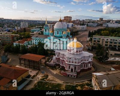 Été en soirée Kursk, cathédrale de Znamensky et église de Résurrection, vue aérienne de drone. Banque D'Images