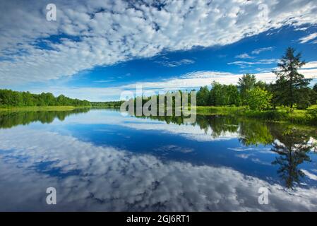 Canada, Québec, Latulipe. Réflexion sur le nuage de Riviere Fraser. Credit AS: Mike Grandmaison / Jaynes Gallery / DanitaDelimont. com Banque D'Images