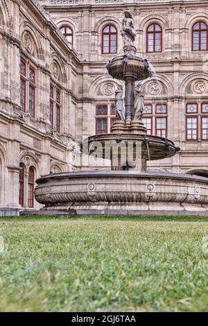 Europe, Autriche, Vienne, Inner City (site classé au patrimoine mondial de l'UNESCO), Une fontaine à l'extérieur de l'Opéra national Banque D'Images