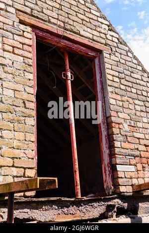 Poteau de support structural tenant le toit d'une ancienne grange. Banque D'Images