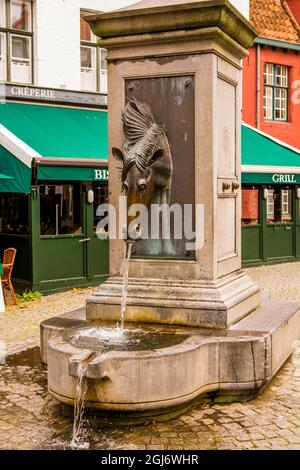 La fontaine à tête de cheval, Minnewater, Bruges, Flandre Occidentale, Belgique. Banque D'Images