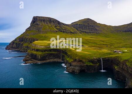 Europe, îles Féroé. Vue aérienne du village de Gasadalur et de la cascade de Mulafossur sur l'île de Vagar. Banque D'Images