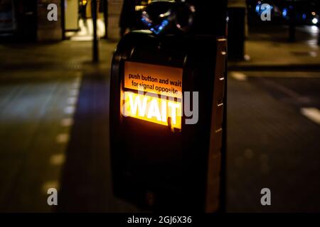 Appuyer sur le bouton et attendre le signal opposé, attendre - arrière-plan défoqué Banque D'Images