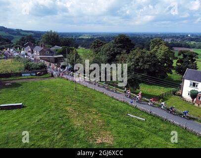 Vue générale comme le peloton passe par Blacky Bank pendant la phase cinq de l'AJ Bell Tour de Grande-Bretagne d'Alderley Park à Warrington. Date de la photo : jeudi 9 septembre 2021. Banque D'Images