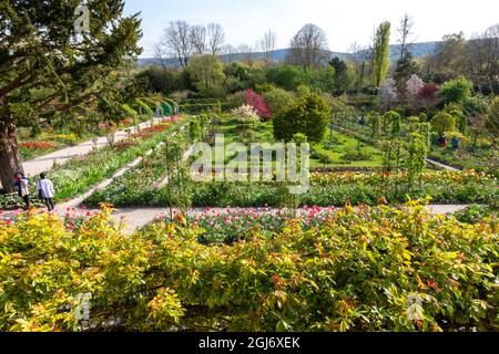 France, Giverny. Vue sur le jardin depuis la chambre principale à l'intérieur de la maison de Monet. Credit AS: Wendy Kaveney / Jaynes Gallery / DanitaDelimont. com Banque D'Images