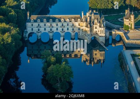 Europe, France, Normandie. Photo aérienne du Château Chenonceau au lever du soleil. Banque D'Images