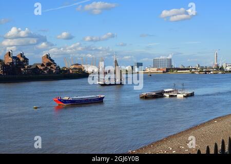 LONDRES, ROYAUME-UNI - 19 avril 2017 : vue sur la ville de Londres, les bateaux sur la Tamise et le Millenium Dome sous le ciel bleu Banque D'Images