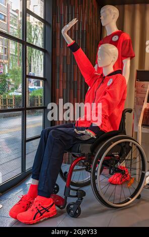tokyo, japon - août 30 2021 : mannequin représentant un athlète handicapé assis sur un fauteuil roulant et portant la veste officielle de podium du Japon Paralympp Banque D'Images