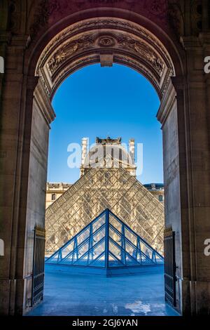 Leoh Ming PEI pyramide de verre à Napoleon Courtyard, le Louvre, Paris, France. (Usage éditorial uniquement) Banque D'Images