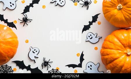 Mignon halloween plat composition avec citrouilles, fantômes, chauves-souris, araignées, toile sur fond blanc. Flat lay, vue de dessus, espace de copie. Bonne interdiction d'Halloween Banque D'Images