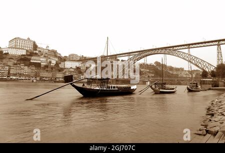 Sépia ton de vue imprenable sur la ville de Porto le long du fleuve Douro en un jour de pluie, dans le nord du Portugal Banque D'Images