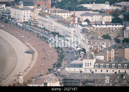 Le front de mer à North Shore, Llandudno, un jour chaud mais brumeux depuis les hauteurs de la Grande Orme Banque D'Images