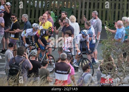 Le principal groupe de cavaliers sur la pente monter la Grande Orme, Llandudno pour la fin du Tour de Grande-Bretagne 2021 Stage 4 Banque D'Images