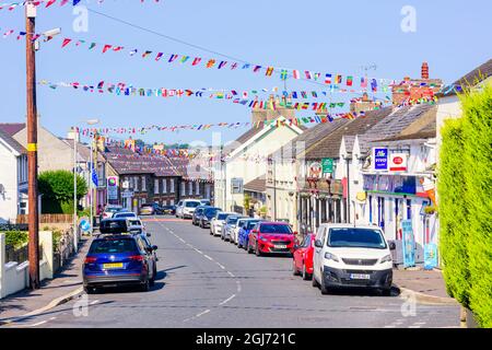 Bunting fait à partir de drapeaux internationaux festoon le village de Strangford, County Down, Irlande du Nord, Royaume-Uni, Royaume-Uni. Banque D'Images