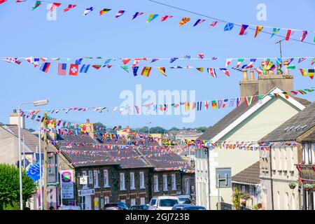 Bunting fait à partir de drapeaux internationaux festoon le village de Strangford, County Down, Irlande du Nord, Royaume-Uni, Royaume-Uni. Banque D'Images