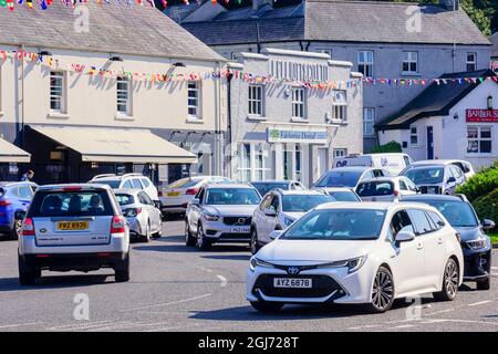 Trafic intense au milieu du village, en attendant le ferry, Strangford, County Down, Irlande du Nord, Royaume-Uni, ROYAUME-UNI Banque D'Images