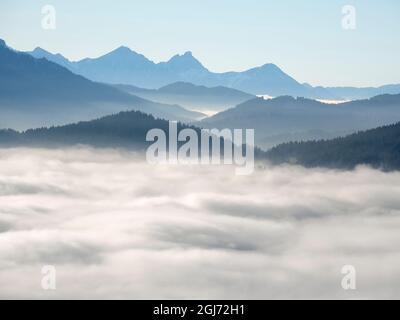 Vue depuis le Mont Hoernle sur une mer de brouillard cachant la vallée de la rivière Ammer vers Fuessen. Alpes bavaroises près d'Unterammergau dans le pays de Werdenfelser Banque D'Images