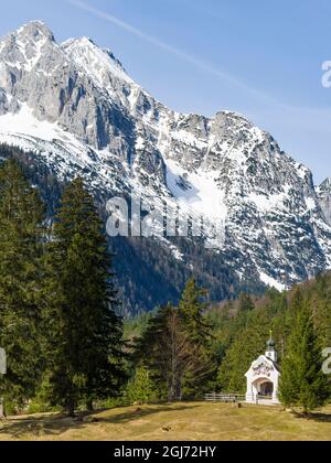 Chapelle Maria Konigin au lac Lauter Voir près de Mittenwald, massif de Wetterstein en arrière-plan, Allemagne, Bavière Banque D'Images