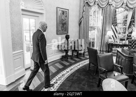 ÉTATS-UNIS. 19 juillet 2021. Le président Joe Biden entre dans le bureau ovale de la Maison Blanche le lundi 19 juillet 2021. (Photo officielle de la Maison Blanche par Adam Schultz via Credit: SIPA USA/Alay Live News Banque D'Images
