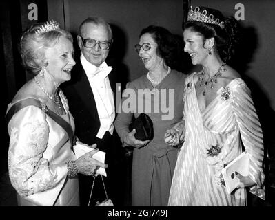 Selon le quotidien suédois Expressen, le père de la reine Silvia de Suède, Walther Sommerlath, était membre du naziparti allemand pendant la guerre. Walther Sommerlath a travaillé comme homme d'affaires à Heidelberg, en Allemagne, ainsi qu'au Brésil pendant la Seconde Guerre mondiale. Photo; (l-r) la princesse Lilian, Walther Sommerlath, Alice Sommerlath et la reine Silvia lors du banquet Nobel Banque D'Images