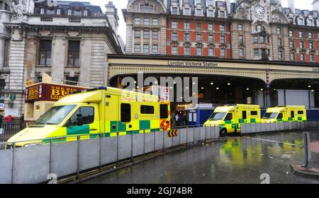 London Ambulance Service ambulances d'urgence à l'extérieur de la gare de Victoria, Londres. Banque D'Images