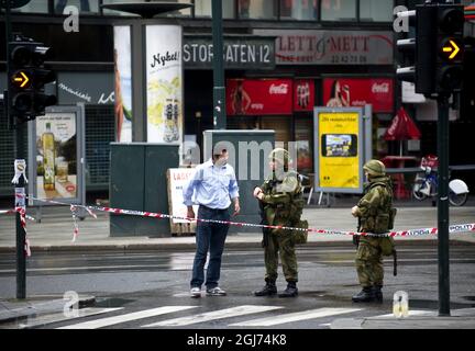 OSLO 20110723 des soldats norvégiens lourdement armés gardent la garde dans une rue fermée à Oslo, Norvège, le 23 juillet 2011. Un Norvégien a été inculpé le 23 juillet pour avoir effectué des attaques jumelles qui ont fait au moins 91 morts le 22 juillet, a déclaré la police. FOTO björn Larsson Rosvall / SCANPIX / Kod 9200 Banque D'Images