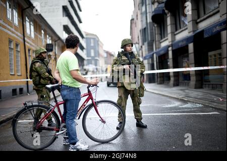 OSLO 20110723 des soldats norvégiens lourdement armés gardent la garde dans une rue fermée à Oslo, Norvège, le 23 juillet 2011. Un Norvégien a été inculpé le 23 juillet pour avoir effectué des attaques jumelles qui ont fait au moins 91 morts le 22 juillet, a déclaré la police. FOTO björn Larsson Rosvall / SCANPIX / Kod 9200 Banque D'Images