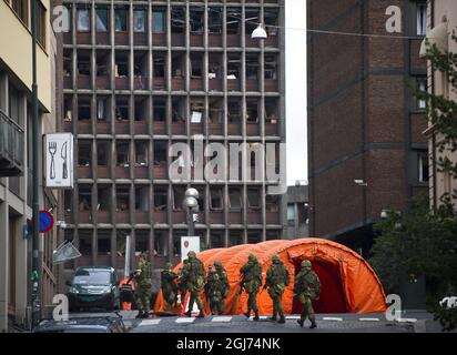 OSLO 20110723 soldats norvégiens lourdement armés patrouillent à l'extérieur des bureaux gouvernementaux bombardés d'Oslo, Norvège, 23 juillet 2011. Un Norvégien a été inculpé le 23 juillet pour avoir effectué des attaques jumelles qui ont fait au moins 91 morts le 22 juillet, a déclaré la police. FOTO björn Larsson Rosvall / SCANPIX / Kod 9200 Banque D'Images