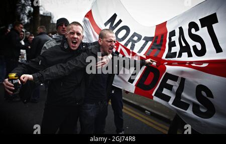 LUTON. ANGLETERRE 2011-02-05 EDL, les membres de la Ligue de défense anglaise sont vus lors d'une manifestation à Luton, Angleterre le 5 mai 2011. Le terroriste norvégien Anders Behring Breivik aurait déclaré lors de l'interrogatoire de la police qu'il avait contacté et visité des extrémistes de droite britanniques avant son attaque Foto: Fredrik Persson / Scanpix / KOD 75922 BETALBILD ** F-BILD ** Banque D'Images