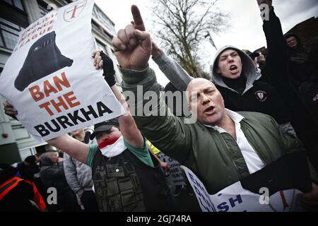 LUTON. ANGLETERRE 2011-02-05 EDL, les membres de la Ligue de défense anglaise sont vus lors d'une manifestation à Luton, Angleterre le 5 mai 2011. Le terroriste norvégien Anders Behring Breivik aurait déclaré lors de l'interrogatoire de la police qu'il avait contacté et visité des extrémistes de droite britanniques avant son attaque Foto: Fredrik Persson / Scanpix / KOD 75922 BETALBILD ** F-BILD ** Banque D'Images