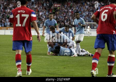 MALMÃ– 2011-08-03 les joueurs de Malmoe FF jubilate Jiloan Hamad ont marqué l'égaliseur de 1-1, tandis que les joueurs du FC des Rangers Juan Manuel Ortiz (L) et Lee McCulloch s'éloignent lors de leur 3e tour de qualification de l'UEFA Champions League, deuxième jambe, match de football à Malmoe, en Suède, le 03 août 2011. La correspondance s'est terminée de 1 à 1. Photo: Drago Prvulovic/ MalmöBild / SCANPIX / code 70045 ** SUÈDE OUT ** Banque D'Images