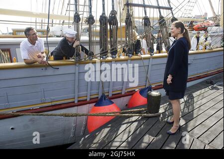 La princesse de la Couronne Victoria aide l'équipage à chasser la brigue Tre Kronor af Stockholm, à Stockholm, en Suède, le 12 septembre 2011. L'événement faisait partie du séminaire « les mers d'état ». Banque D'Images