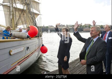 La princesse de la Couronne Victoria aide l'équipage à chasser la brigue Tre Kronor af Stockholm, à Stockholm, en Suède, le 12 septembre 2011. L'événement faisait partie du séminaire « les mers d'état ». Banque D'Images