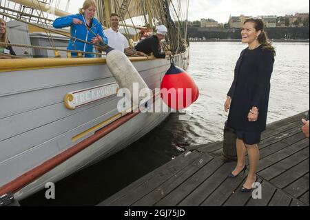 La princesse de la Couronne Victoria aide l'équipage à chasser la brigue Tre Kronor af Stockholm, à Stockholm, en Suède, le 12 septembre 2011. L'événement faisait partie du séminaire « les mers d'état ». Banque D'Images