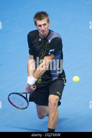 STOCKHOLM 20111023 Jarkko Nieminien, de Finlande, retourne le ballon à Gael Monfils, de France, lors de leur match final du tournoi de tennis ATP Stockholm Open à Stockholm, en Suède, le 23 octobre 2011. Photo: Fredrik Sandberg / SCANPIX / code 10080 Banque D'Images