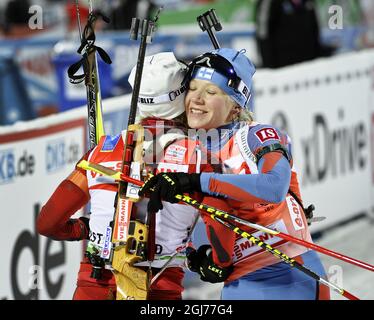 OSTERSUND 2011-12-04 la Finlande Kaisa MÃ¤KÃ¤RÃ¤inen (L) félicite la Norvège Tora Berger (R) après la compétition de poursuite féminine de la coupe du monde de biathlon à Oestersund, Suède, le 4 décembre 2011. Berger remporte la poursuite et termine MÃ¤KÃ¤RÃ¤inen 2e. Photo: Anders Wiklund / SCANPIX ** SUÈDE SORTIE ** Banque D'Images