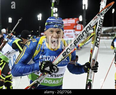 OSTERSUND 2011-12-02 Carl Johan Bergman, de Suède, célèbre après avoir remporté le concours Sprint de 10 km masculin de la coupe du monde de biathlon à Oestersund, Suède, le 2 décembre 2011. Photo: Anders Wiklund / SCANPIX ** SUÈDE SORTIE ** Banque D'Images