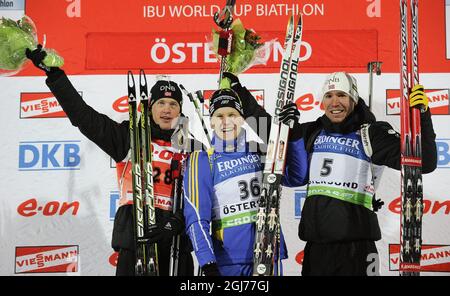 OSTERSUND 2011-12-02 Carl Johan Bergman (milieu), en Suède, célèbre sur le podium après avoir remporté le concours Sprint de 10 km masculin de la coupe du monde de biathlon à Oestersund, en Suède, le 2 décembre 2011. Tarjei Bo (L) de Norvège a terminé 2e et Emil Hegle Svendsen 3e (R) de Norvège. Photo: Anders Wiklund / SCANPIX ** SUÈDE SORTIE ** Banque D'Images