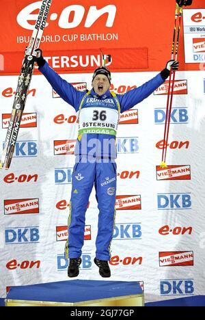 OSTERSUND 2011-12-02 Carl Johan Bergman, de Suède, célèbre sur le podium après avoir remporté le concours Sprint de 10 km masculin de la coupe du monde de biathlon à Oestersund, en Suède, le 2 décembre 2011. Photo: Anders Wiklund / SCANPIX ** SUÈDE SORTIE ** Banque D'Images