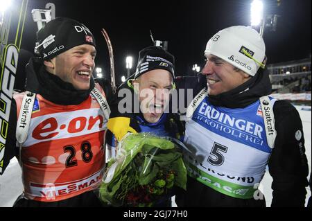 OSTERSUND 2011-12-02 Carl Johan Bergman (milieu), en Suède, célèbre après avoir remporté le concours sprint de 10 km masculin de la coupe du monde de biathlon à Oestersund, en Suède, le 2 décembre 2011. Tarjei Bo (L) de Norvège a terminé 2e et Emil Hegle Svendsen 3e (R) de Norvège. Photo: Anders Wiklund / SCANPIX ** SUÈDE SORTIE ** Banque D'Images