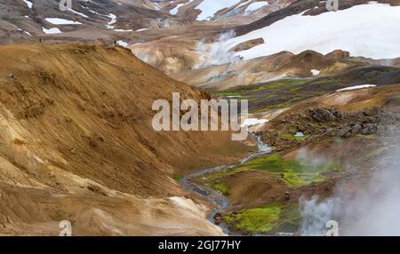 Randonneurs dans la zone géothermique de Hveradalir dans les montagnes de Kerlingarfjoll dans les hautes terres de l'Islande. Banque D'Images