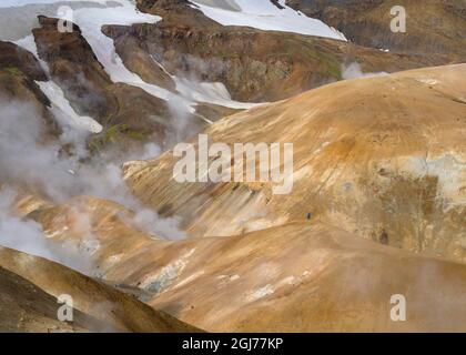 Randonneurs dans la zone géothermique de Hveradalir dans les montagnes de Kerlingarfjoll dans les hautes terres de l'Islande. Banque D'Images