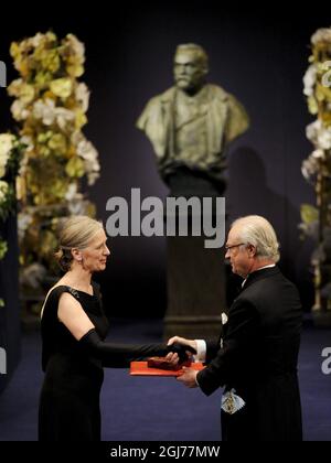 STOCKHOLM 2011-12-10 Claudia Steinman reçoit le prix Nobel de physiologie ou médecine 2011 du roi Carl Gustaf de Suède au nom de son défunt mari, le professeur Ralph M. Steinman de l'Université Rockefeller, Etats-Unis, lors de la cérémonie de remise du prix Nobel dans la salle de concert de Stockholm Suède, le 10 décembre 2011. Le professeur Steinman, qui a reçu le prix pour « sa découverte de la cellule dendritique et son rôle dans l'immunité adaptative », est décédé en septembre 30 2011. Foto: Anders Wiklund / SCANPIX Kod 10040 Banque D'Images