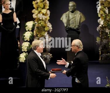 STOCKHOLM 2011-12-10 le professeur Brian P. Schmidt, de l'Université nationale australienne de Weston Creek (Australie), reçoit le prix Nobel de physique 2011 du roi Carl Gustaf de Suède lors de la cérémonie de remise du prix Nobel dans la salle de concert de Stockholm Suède, le 10 décembre 2011. Le professeur Schmid a reçu le prix pour la découverte de l'expansion accélérée de l'Univers par des observations de supernovae lointain Foto: Anders Wiklund / SCANPIX Kod 10040 Banque D'Images